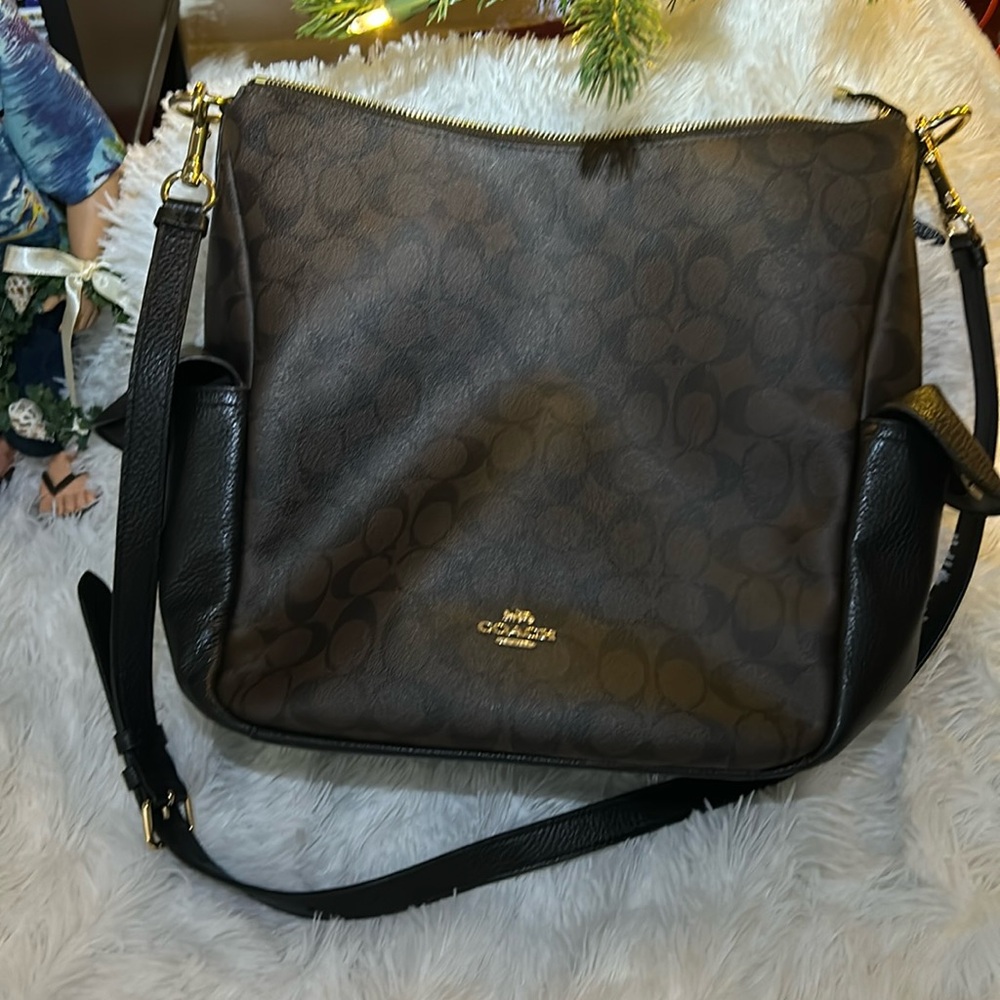 Signature Coach shoulder bag